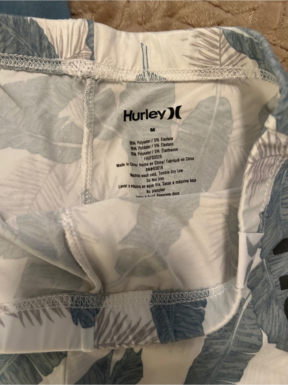 Hurley sweater and shorts matching set. Size medium - Picture 3 of 5